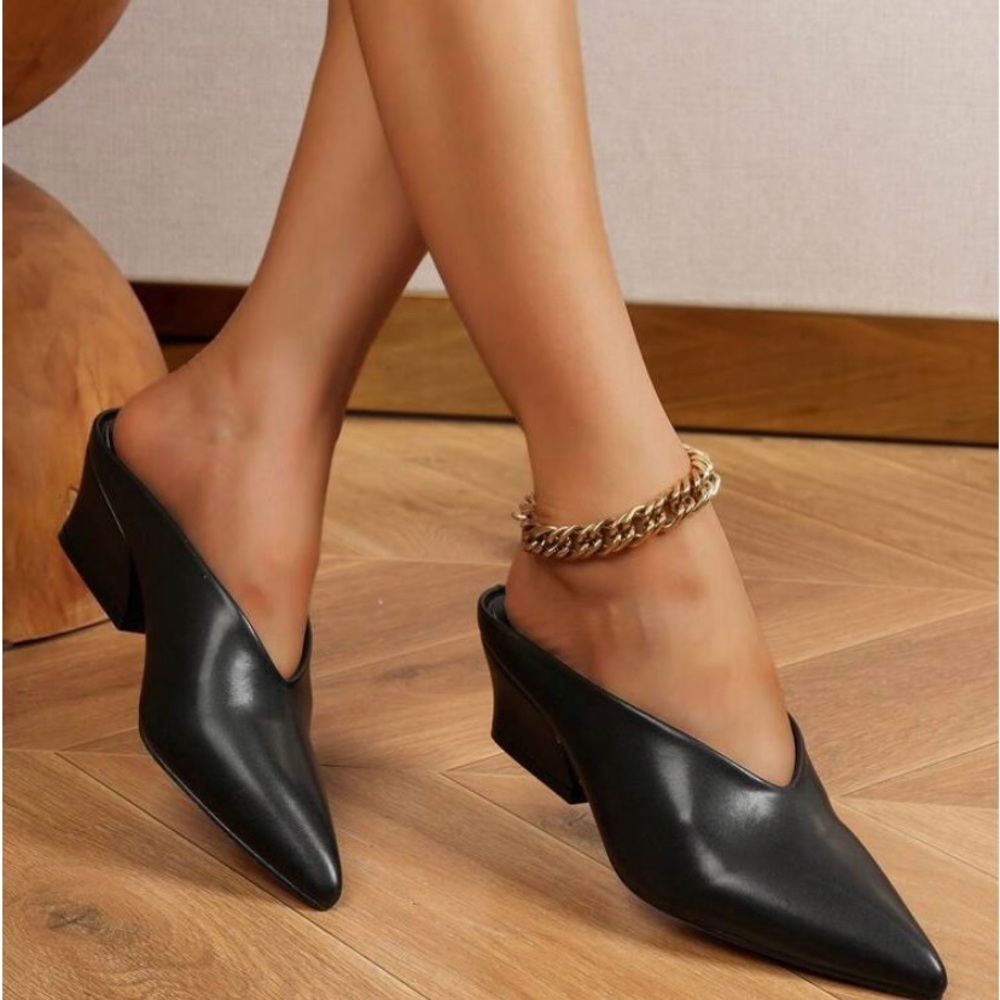 Black classic pointy closed toe mules